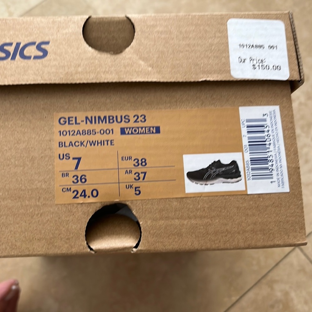 ASICS, size 7, gel nimbus 23, brand new